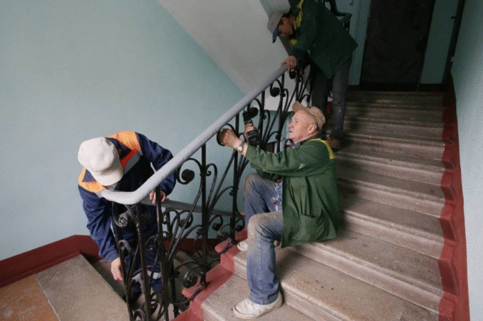 Как заставить управляющую компанию делать ремонт в подъезде